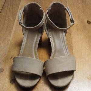 Y-NOT Elegant Tan Women's Sandals Size 6